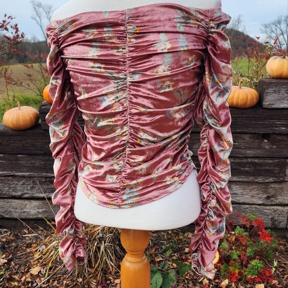 Free People Velour Velvet Long Sleeve Crop Off The Shoulder Rushing Fall Top - Picture 10 of 15